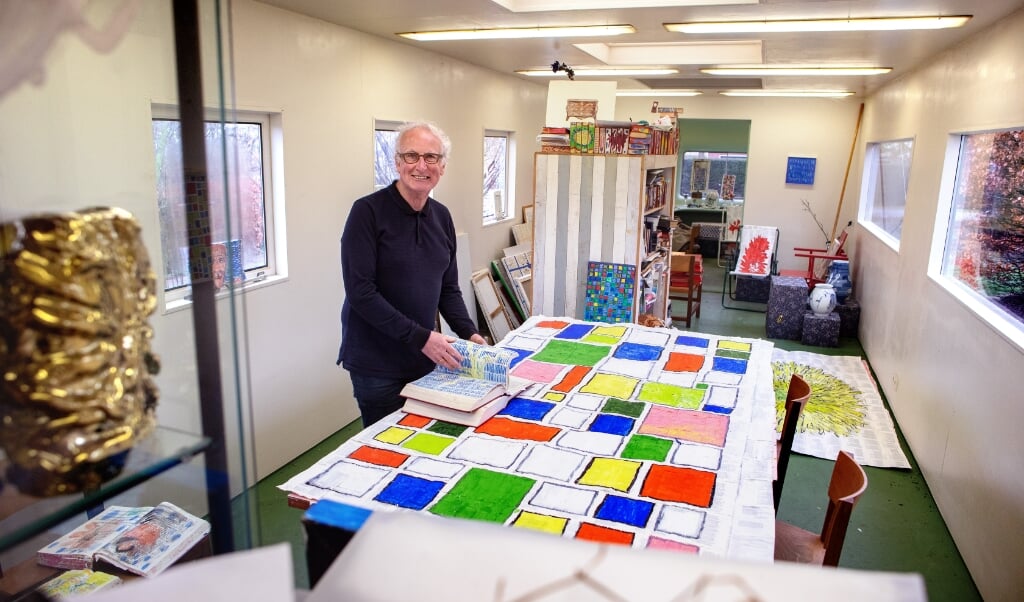 Kunstenaar Adrie Huisman werkt in de door Atelier Van Lieshout gemaakt A3 Mobile, een 14 meter lange groene caravan in de tuin naast zijn woning in Maasdijk (Gemeente Westland). (beeld Dirk Hol)
