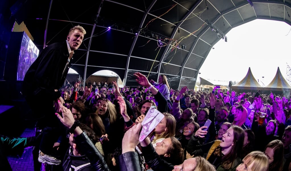 De Haarlemse band Chef’Special afgelopen weekend tijdens popfestival Back To Live op het evenemententerrein van Walibi Holland. Het event valt onder een reeks van proefevenementen waarbij Fieldlab onderzoekt hoe grote evenementen veilig kunnen plaatsvinden in coronatijd. (beeld anp / Paul Bergen)