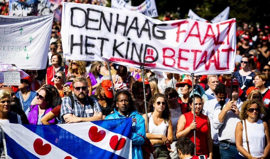 'Als bestuurders in de jeugdbescherming houden we een slecht werkend systeem mede in stand. Daarom zijn we anderhalve week geleden uit het overleg met Rijk en gemeenten gestapt.' in 2019 staken jeugdzorgwerkers staken voor het eerst in de Nederlandse geschiedenis vanwege crisis in de jeugdzorg. (beeld anp / sem van der wal)