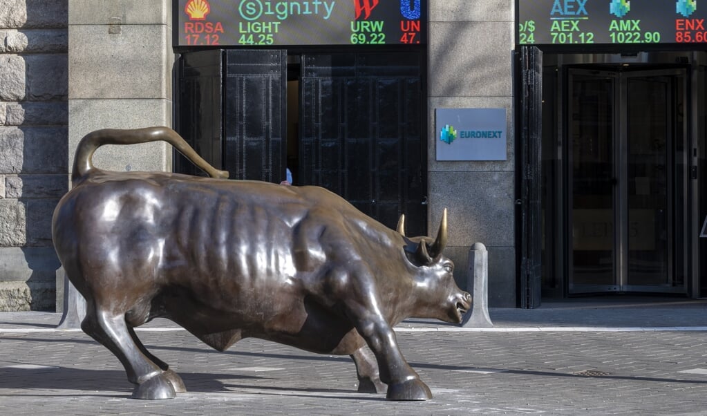 Op het plein voor de Beurs van Berlage, waar de AEX-index gehuisvest is. (beeld anp / Evert Elzinga)