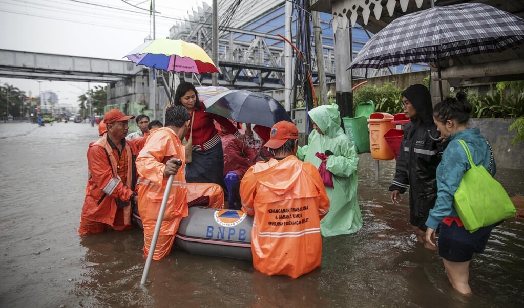 Overstroming aan de noordkust van Jakarta. Vooral kustbewoners in Zuidoost-Azië worden bedreigd door het effect van zeespiegelstijging en bodemdaling. (beeld afp)