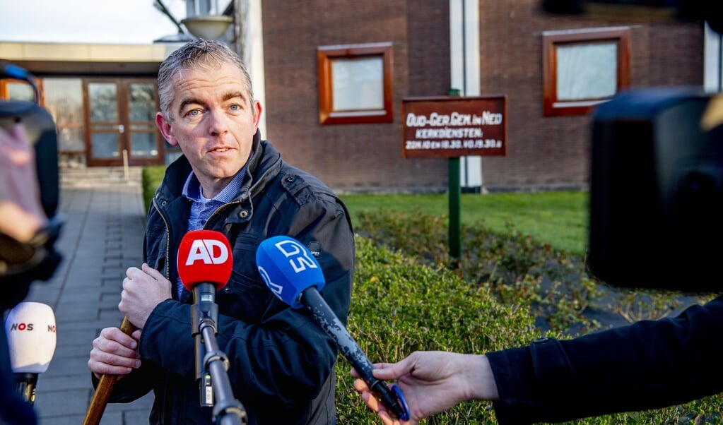 De hulpkoster van de Mieraskerk staat de pers te woord, nadat de kerk dinsdag beschadigd is geraakt na een harde knal. (beeld anp / Robin Utrecht)