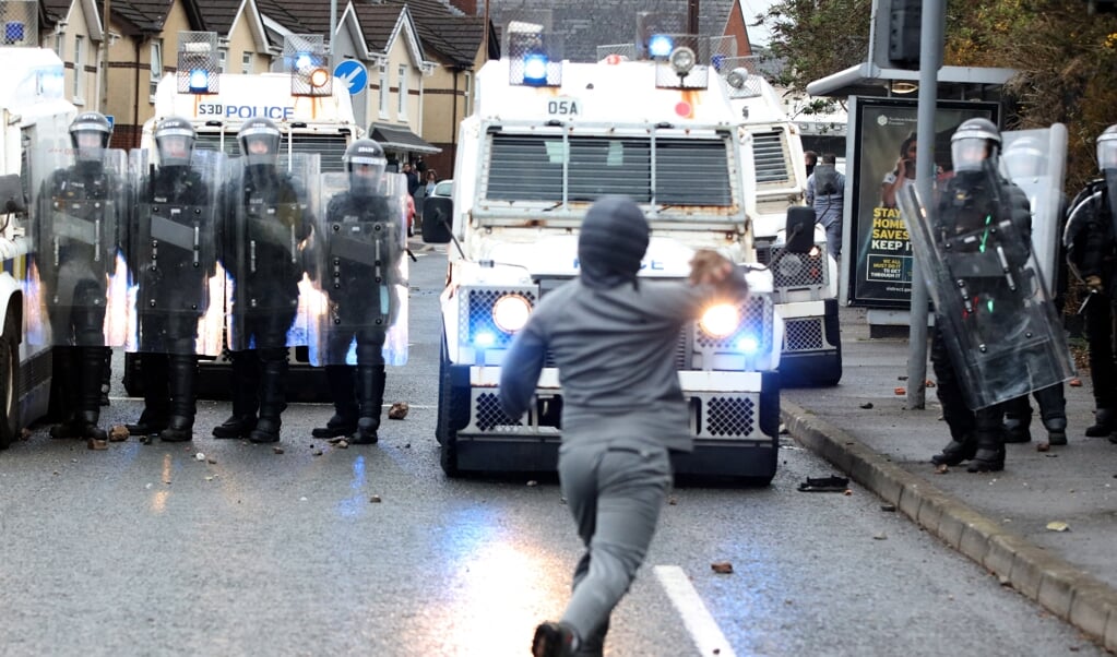 'Terwijl (vooral) protestantse jongeren elke dag de politie met stenen en molotovcocktails te lijf gaan, doet de Britse regering vooralsnog niets.' Een demonstrerende nationalistische jongere in Belfast op 8 april 2021. (beeld Paul Faith / afp)