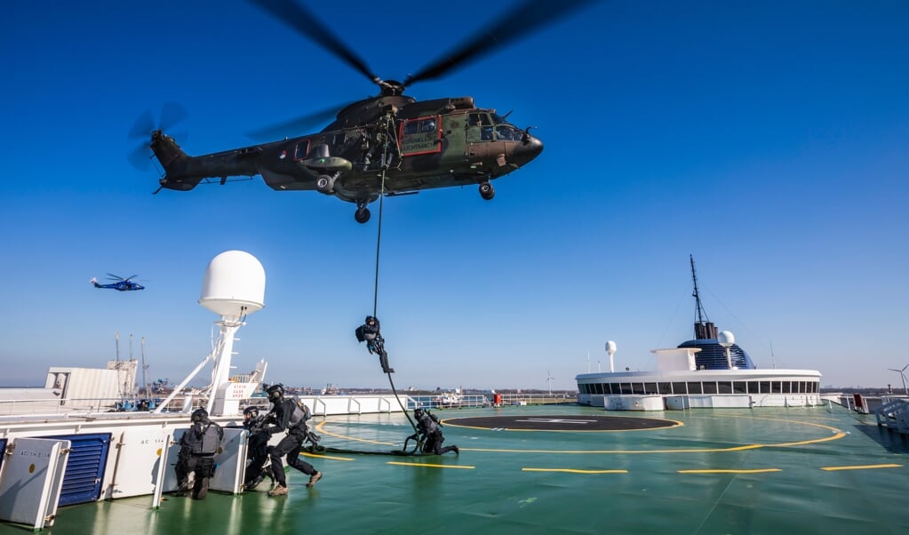 Tijdens de oefening Port Defender in 2019 werden vanuit een helikopter speciale eenheden van Defensie en politie afgezet op het dek van een veerboot in de Rotterdamse haven. (beeld mediacentrum defensie)
