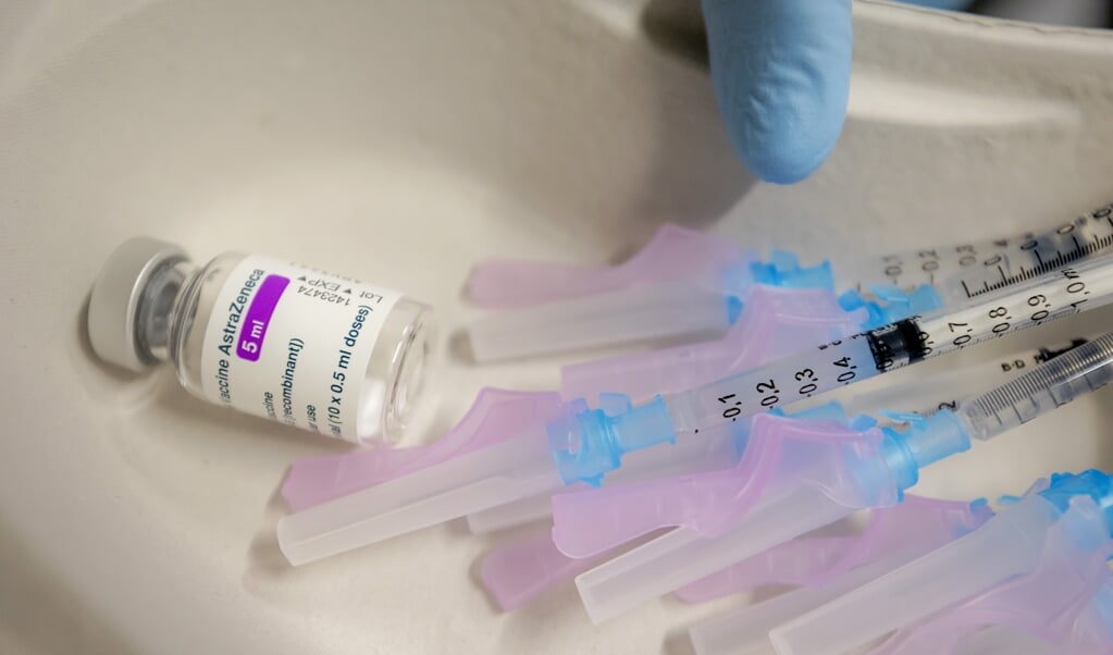 Veel ernstig zieke patiënten hebben hun hoop inmiddels gevestigd op de spillagelijsten van de GGD’en. Sinds vorige week mogen de gezondheidsdiensten deze lijsten opstellen, en zo ‘schrijnende gevallen’ vaccineren met vaccin dat aan het eind van de dag over is. (beeld anp / Robin van Lonkhuijsen)