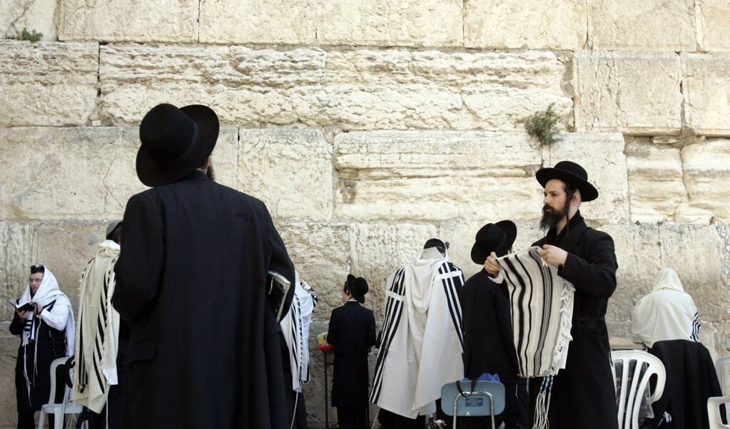 Orthodoxe joden bij de klaagmuur in Jeruzalem. In die stad zou een undercoverevangelist werken, die zich voordoet als rabbijn. (anp Foto/juan Vrijdag)