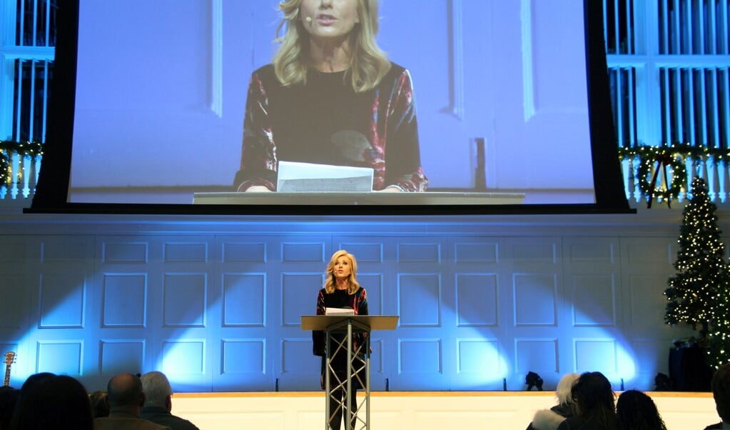 Beth Moore spreekt op een symposium over seksueel geweld in 2018. (beeld Hollandse Hoogte / AP | Associated Press)