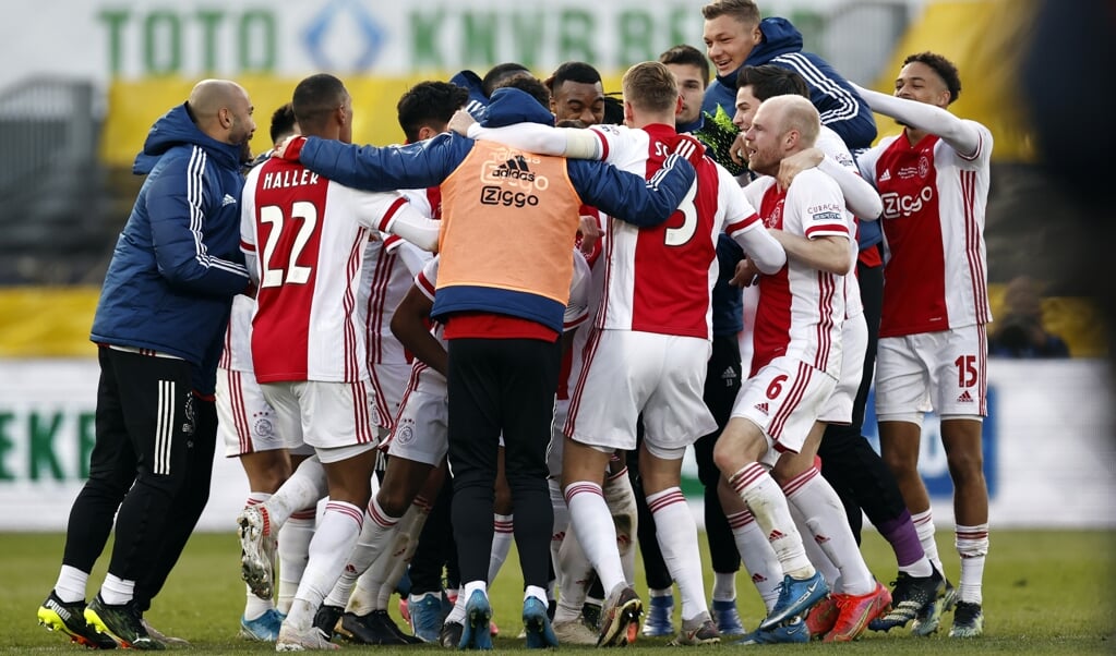 Het is onlogisch om te menen dat sport, waar het concurrentie-element overheerst, tot betere verstandhoudingen zou leiden. Op de foto: Ajax viert de overwinning op Vitesse op 18 april in de Kuip. (beeld anp / Maurice van Steen)