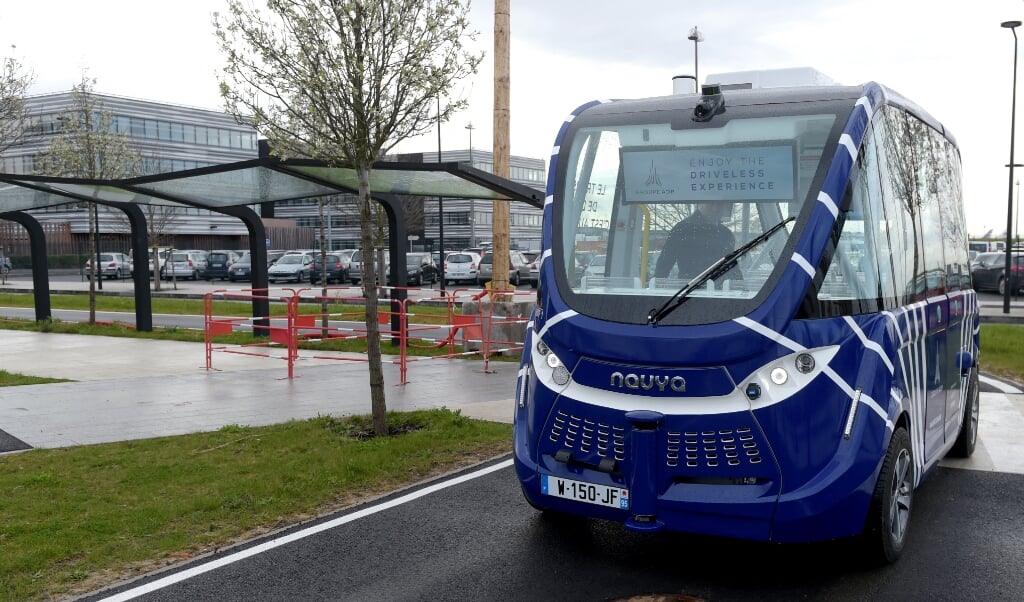 2018-04-04 11:50:48 A Navya autonomous shuttle is pictured while presented at Paris' French airports (ADP) group Headquarters in Tremblay en France near Roissy, before being tested in the airports on April 4, 2018.
ERIC PIERMONT / AFP (beeld Eric Piermont / afp)