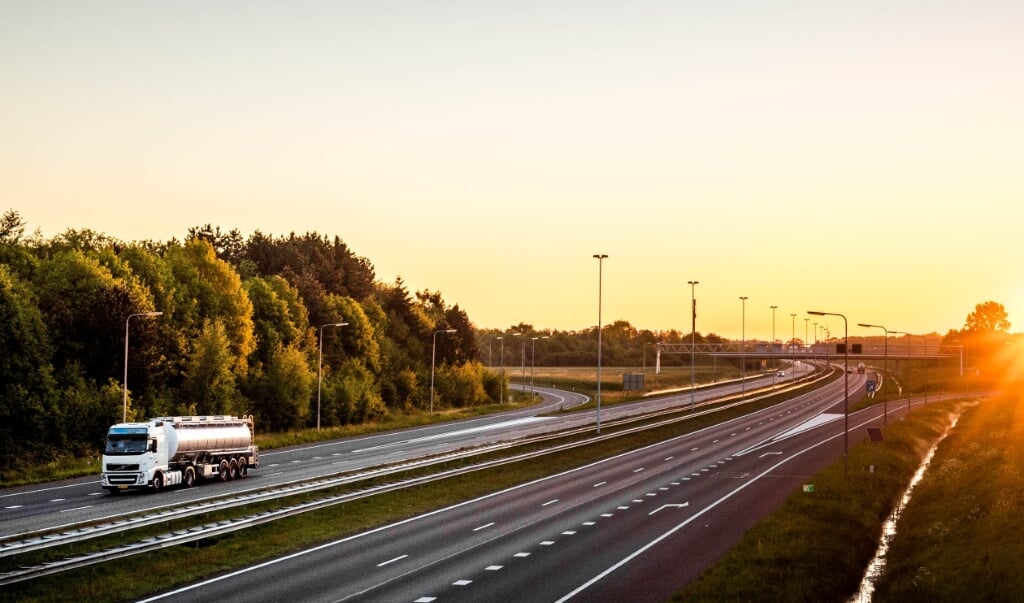 2018-05-06 06:16:57 ULVENHOUT - De opkomende zon kondigt een reeks van warme lentedagen aan. De temperatuur kan lokaal oplopen tot 30 graden. ANP ROB ENGELAAR (beeld anp / rob Engelaar)