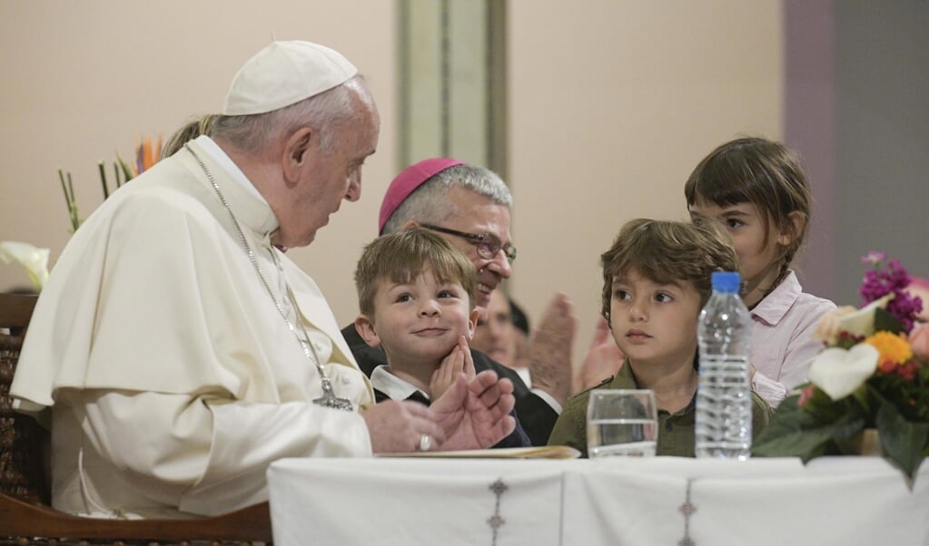 Paus Franciscus op bezoek in Marokko, maart 2019. In de Rooms-Katholieke Kerk werd de definitie van leken na het Tweede Vaticaanse Concilie positief en gelovig verwoord: elke gelovige is in principe een vindplaats van God. (beeld epa / vatican media)