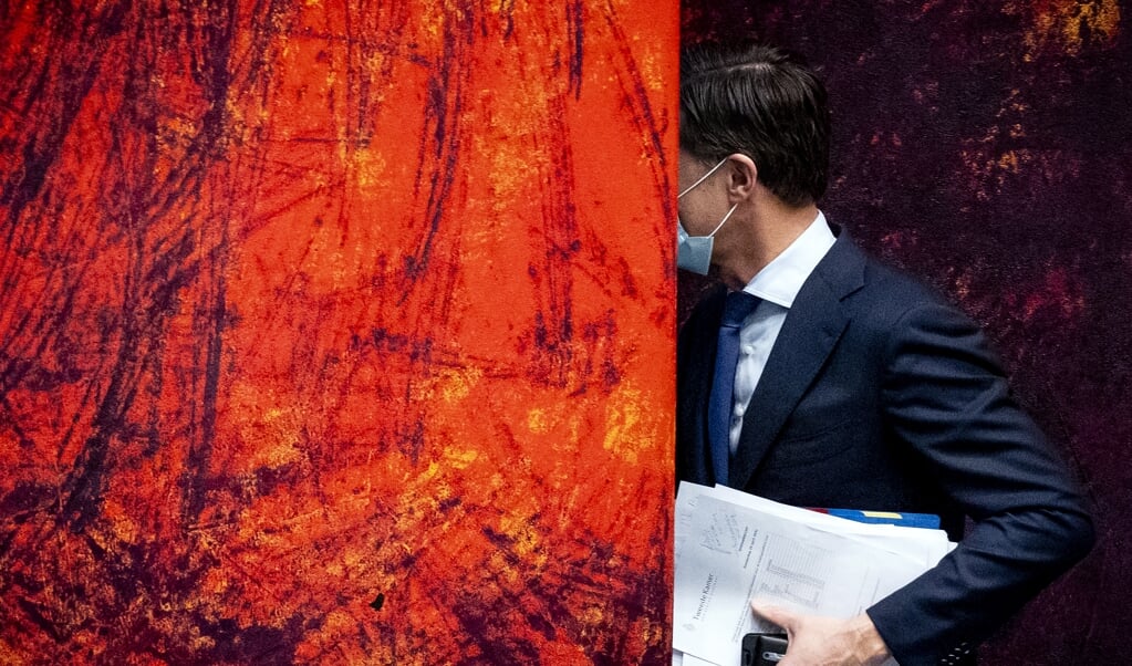 Demissionair premier Mark Rutte in de coulissen van de Tweede Kamer, tijdens het ‘notulendebat’ over de toeslagenaffaire. (beeld anp / Sem van der Wal)