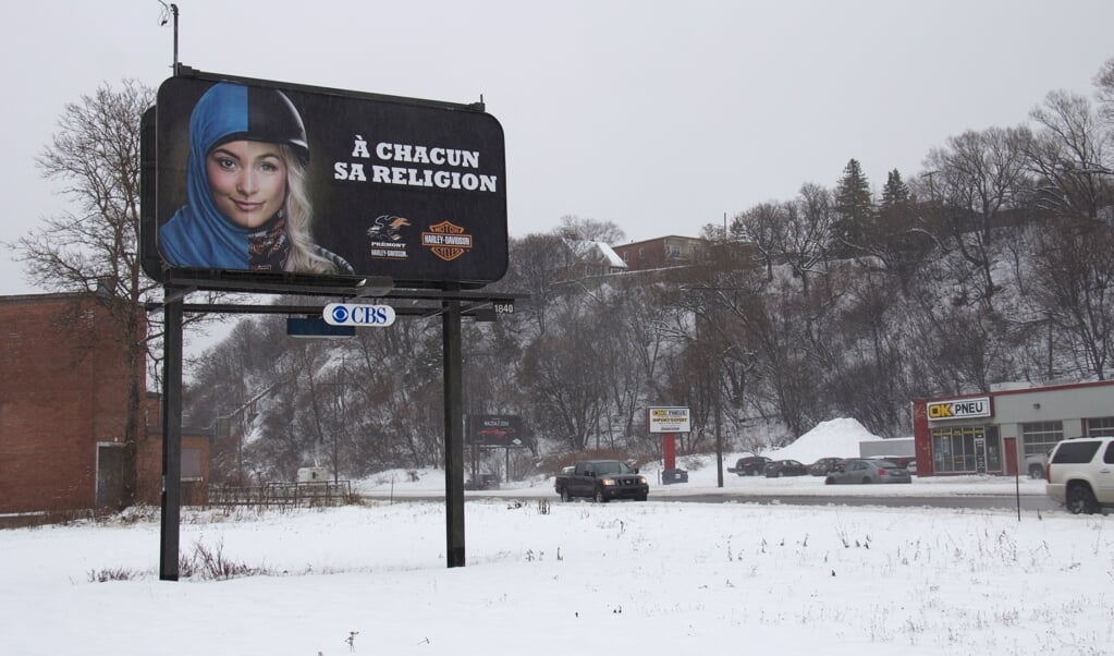 Ook in 2013 was er discussie over het verbieden van religieuze symbolen in het publieke domein. Deze reclame ('ieder zijn eigen religie') sprak zich daartegen uit. (beeld afp Photo/anne Levasseur
anne Levasseur / afp)
