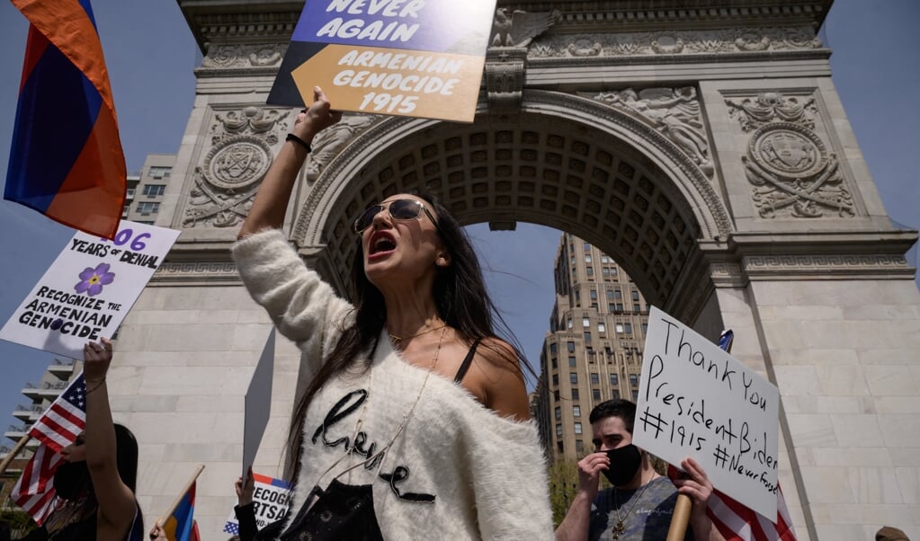 Armeniërs in New York bedanken president Biden voor zijn erkenning van de Armeense genocide door Turkije in 1915. (beeld ed Jones / afp)