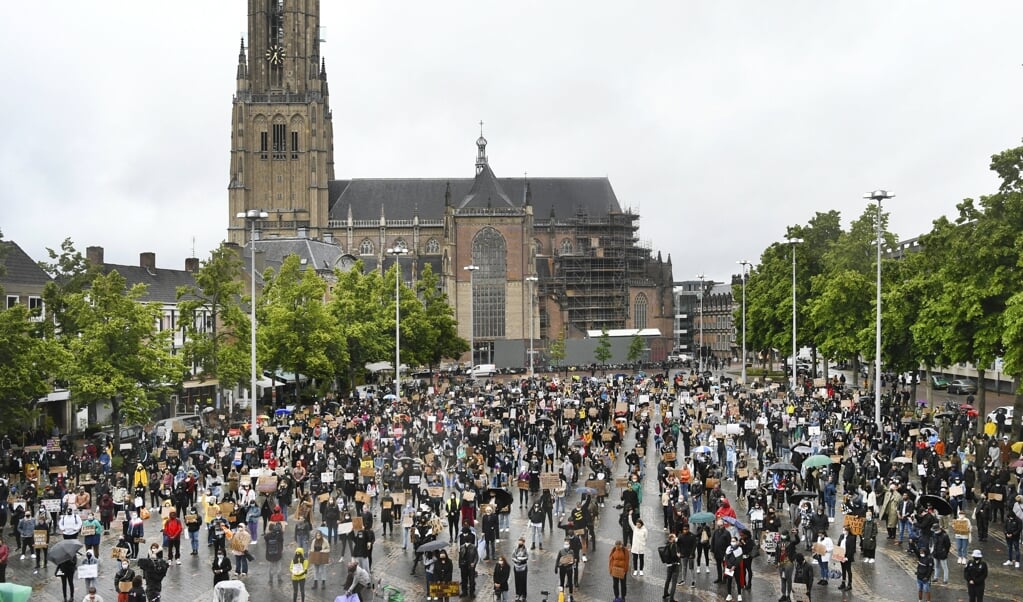 Een demonstratie van Black Lives Matter op de Markt in Arnhem, met op de achtergrond de Sint-Eusebiuskerk. (beeld anp / Piroschka van de Wouw)