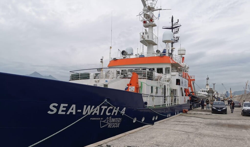 De Sea-Watch 4 werd van september tot maart door de Italiaanse autoriteiten aan de ketting gelegd in Palermo. De afgelopen weken vaart het schip weer uit om migranten te redden. (beeld epa / Ignazio Marchese)