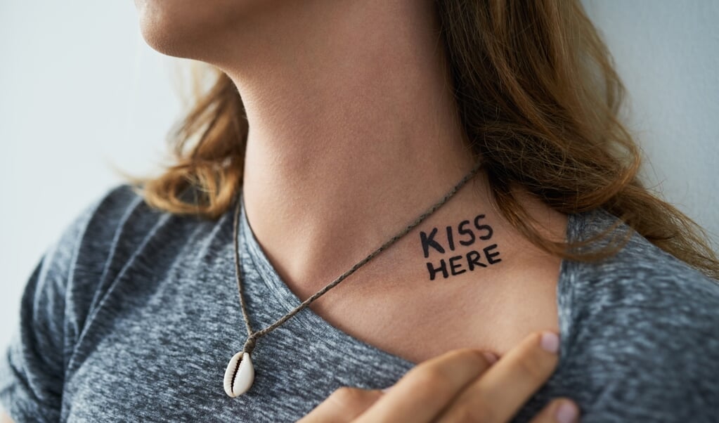 Onderzoekers zagen dat mensen met een tatoeage én mensen die van plan waren een tatoeage te nemen, hoger scoorden op impulsiviteit en kortzichtigheid. (beeld istock)