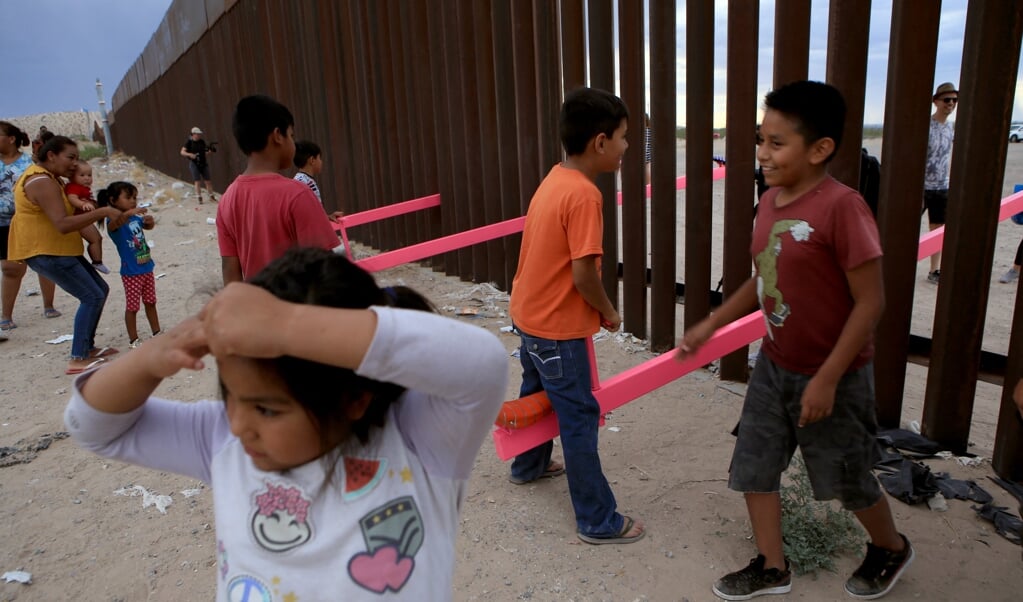 Op 29 juli 2019 konden kinderen bijna drie kwartier lang wipwappen op de grens van de Verenigde Staten en Mexico. (beeld afp / Luis Torres )