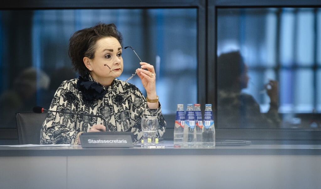 Alexandra van Huffelen, demissionair staatssecretaris van Financiën, in de Tweede Kamer tijdens een algemeen overleg over de hersteloperatie kinderopvangtoeslagen. (beeld anp / Sem van der Wal)