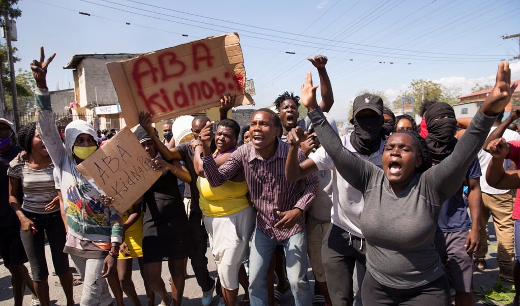 Een groep Haïtianen demonstreert in de hoofdstad Port-au-Prince tegen het grote aantal kidnappings. (beeld epa / Orlando Barria)