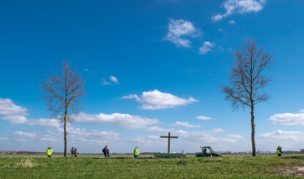 De deelnemers aan de dorpentocht316 bidden voor de dorpen waar ze doorheen trekken, voor eenheid onder christenen en voor bloei van het dorp. (beeld Duncan Wijting)