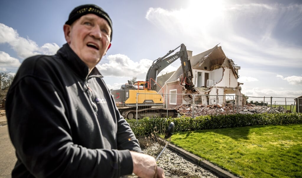 Sloopwerkzaamheden in het Groningse dorp Overschild: 80 procent van de huizen gaat plat. De huizen zijn beschadigd door jarenlange gaswinning in het gebied. (beeld anp / Remko de Waal)
