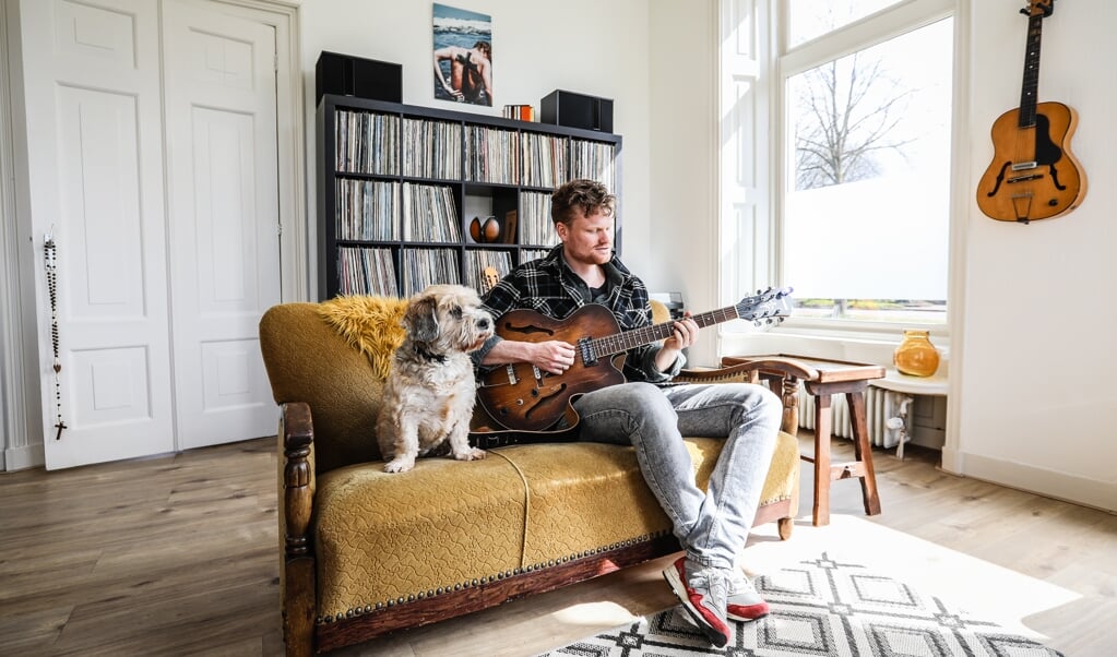Voor zijn podcast heeft dominee Pieter Kars van de Kamp weer gitaarles genomen. (beeld Maarten Boersema)