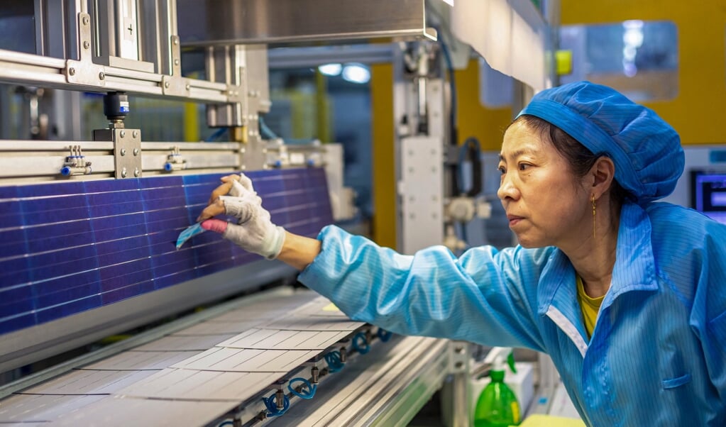 Medewerker in een fabriek voor de productie van zonnepanelen in de Oost-Chinese stad Haian, (beeld str / afp)