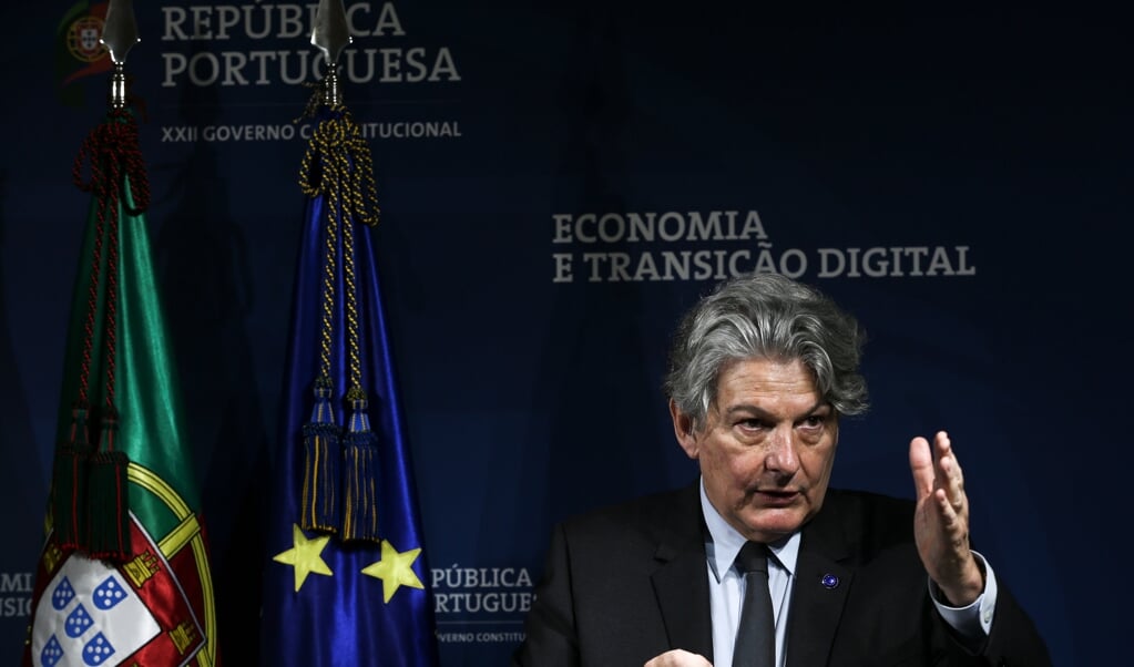 Thierry Breton veranderde zijn kantoor in een war room en belt daar met betrokken CEO’s om de vaccinproductie op te voeren. (beeld epa / Manuel de Almeida)