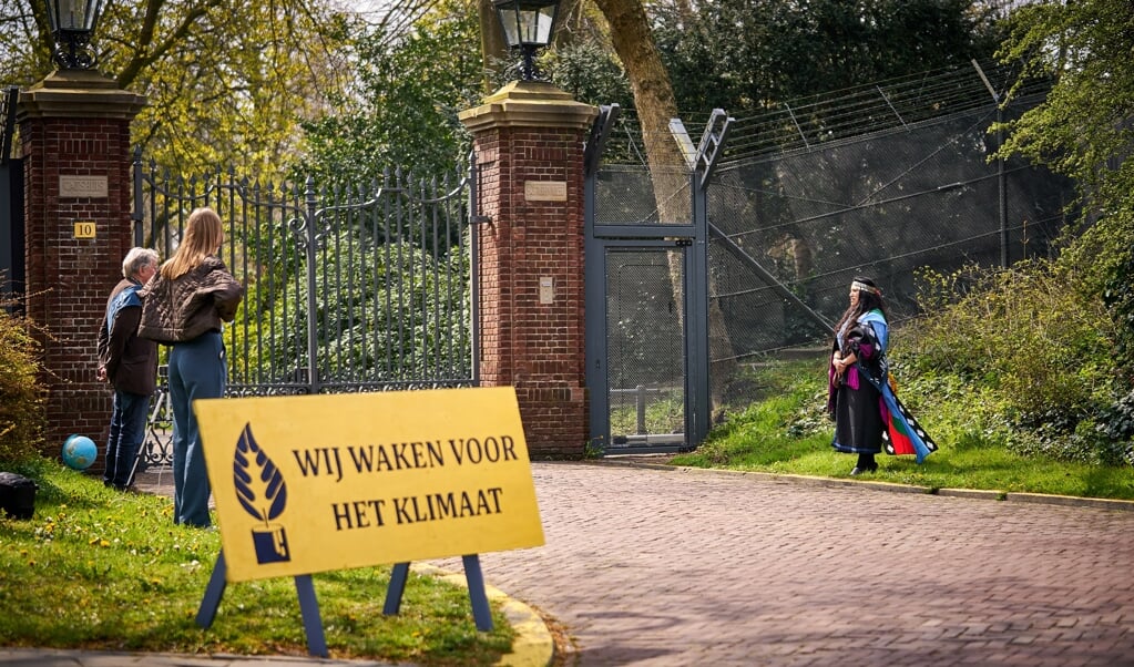 Klimaatactivisten zijn afgelopen week een Klimaatwake begonnen bij het Catshuis in Den Haag. De wake gaat door zolang de kabinetsformatie voortduurt. De noodhulporganisatie ZOA heeft besloten ook mee te doen. (beeld anp / Phil Nijhuis)