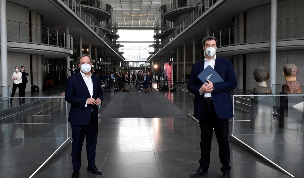 Armin Laschet (l.) en Markus Söder willen beiden CDU/CSU-lijsttrekker worden. (beeld afp / Tobias Schwarz)