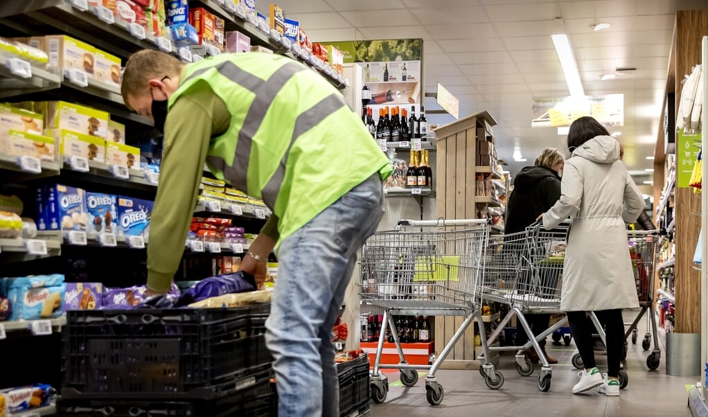 ‘Nergens goedkoper‘ betekent in een supermarkt soms: nergens hier in de directe omgeving. (beeld anp / Koen van Weel)