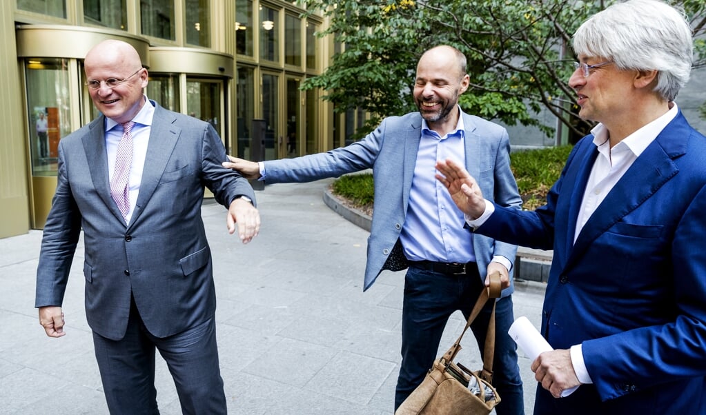 Minister Grapperhaus (Justitie en Veiligheid), Secretaris Thomas Bruning van de Nederlandse Vereniging van Journalisten (NVJ) en hoofdredacteur van NOS Nieuws Marcel Gelauff komen na een gesprek met de Stuurgroep Geweld en Agressie tegen Journalisten met een gezamenlijke verklaring. (beeld anp / Robin van Lonkhuijsen)