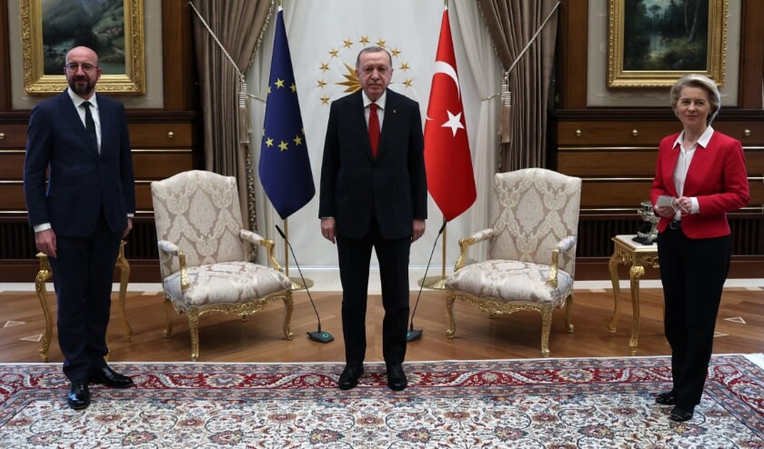 Bij de ontmoeting tussen Michel, Erdogan en Von der Leyen waren twee stoelen beschikbaar. Von der Leyen kreeg plaats op een zitbank. (beeld afp / turkish presidency press office)