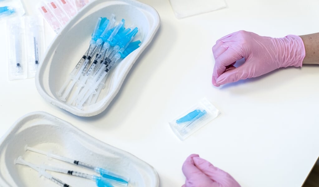 ‘Nepgeneesmiddelen’ (inclusief nepvaccins) is de benaming van vervalste geneesmiddelen die bijvoorbeeld verkeerd zijn samengesteld of onveilige ingrediënten bevatten en dus een rechtstreeks gevaar vormen voor de patiëntveiligheid. (beeld anp / Sander Koning)