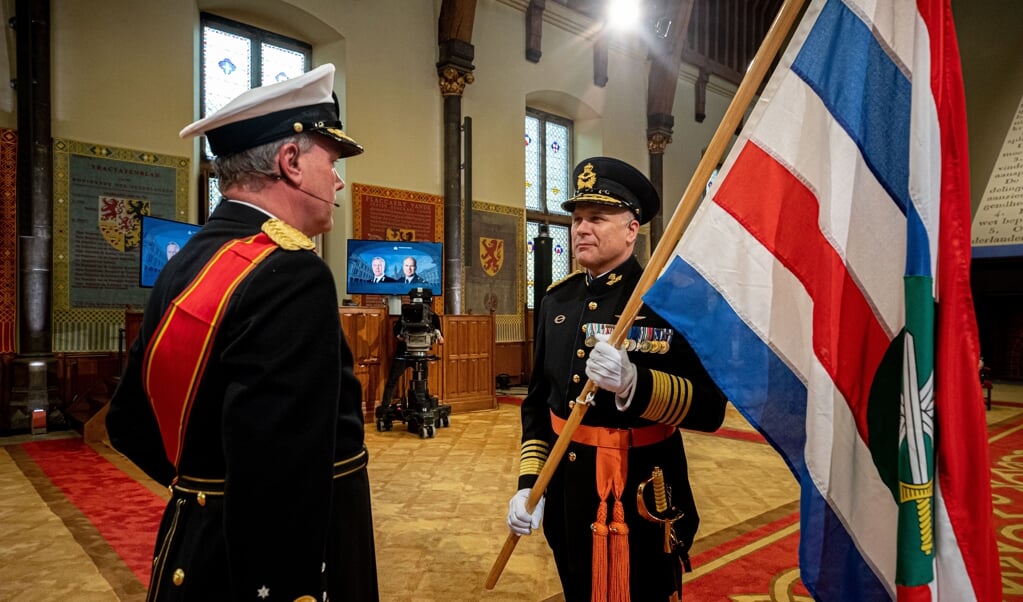 In de Ridderzaal in Den Haag neemt generaal Onno Eichelsheim (rechts) als Commandant der Strijdkrachten de leiding over de krijgsmacht op zich. Hij lost luitenant-admiraal Rob Bauer (links) af, die naar de NAVO gaat. (beeld mediacentrum defensie)