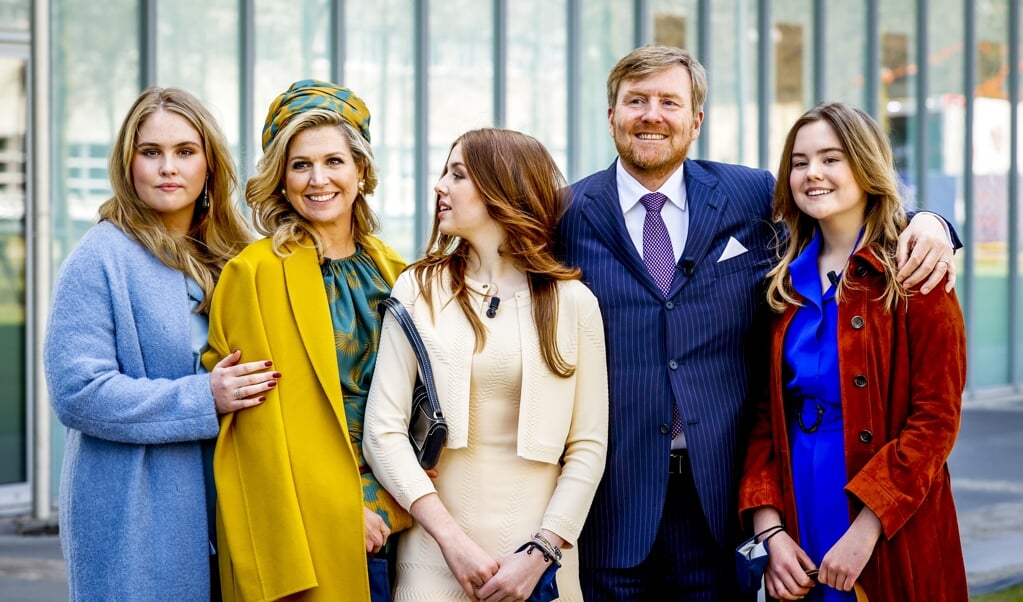 Koning Willem-Alexander en koningin Maxima poseren samen met hun dochters voor een groepsfoto bij vertrek. (beeld anp / Royal Images Koen van Weel)