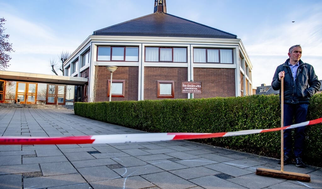 De hulpkoster van de Mieraskerk staat de pers te woord, nadat de kerk beschadigd geraakt is na een harde knal. (beeld anp / Robin Utrecht)