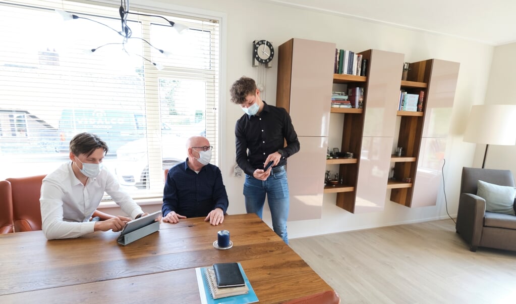 De studenten Stan Kleinlugtenbeld (l.) en Loek van Vilsteren (r.) hebben samen een bedrijfje, I solve IT, waarmee ze mensen helpen met computerzaken. (beeld Dick Vos)
