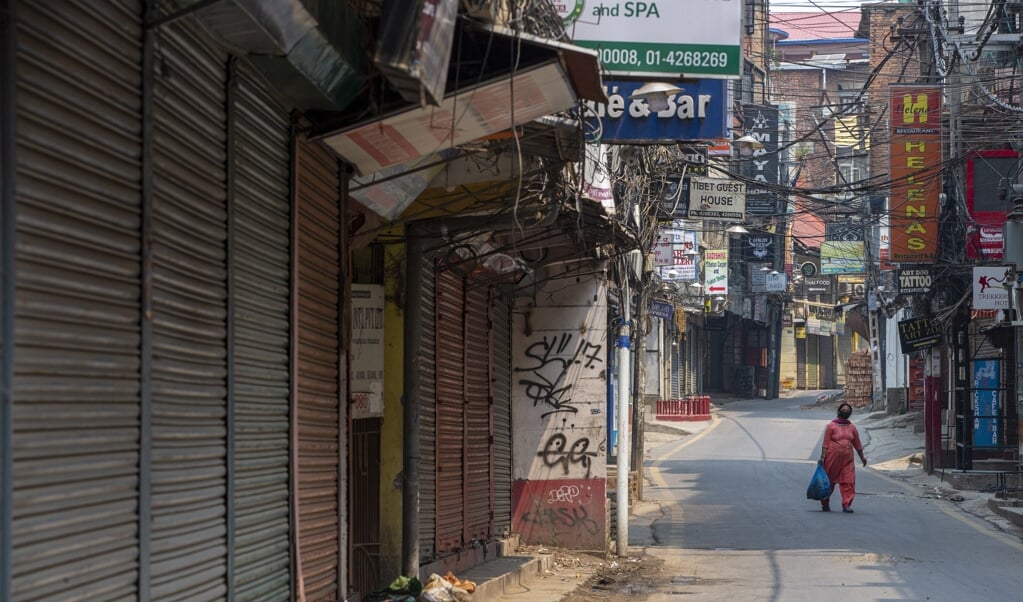 Lege straten in Kathmandu, nu Nepal opnieuw op slot gaat vanwege het hoge aantal besmettingen. Het R-getal in het land is bijna 2. (beeld epa / Narendra Shrestha)