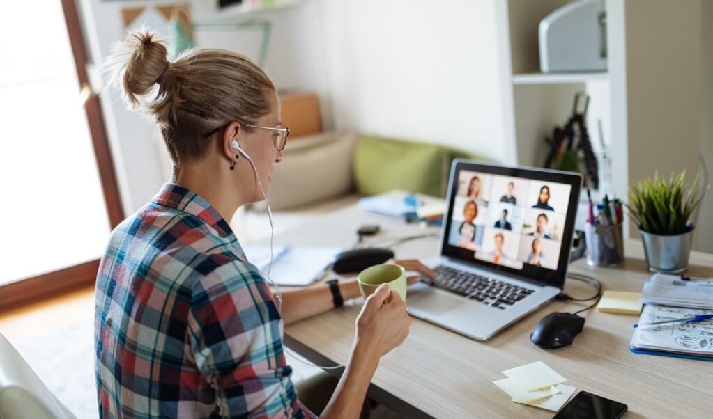 'Aan het begin van elke bijeenkomst is het goed tijd in te bouwen waarin collega’s elkaar begroeten en beleefdheden kunnen uitwisselen.' (beeld Getty Images)