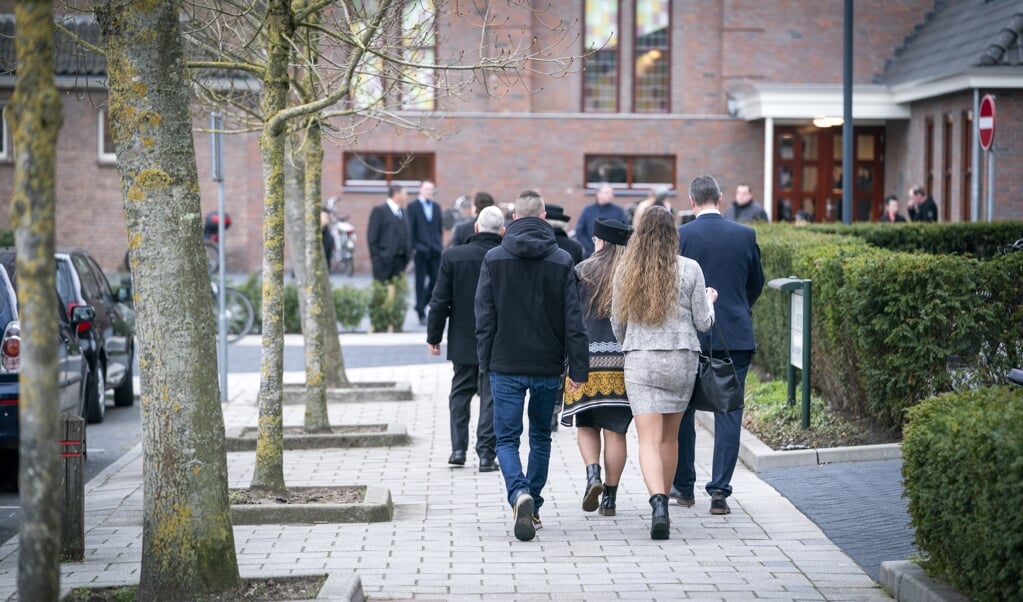 Kerkgangers voor de Goede Vrijdagdienst in de Sionkerk van de Gereformeerde Gemeente op Urk. (beeld anp)
