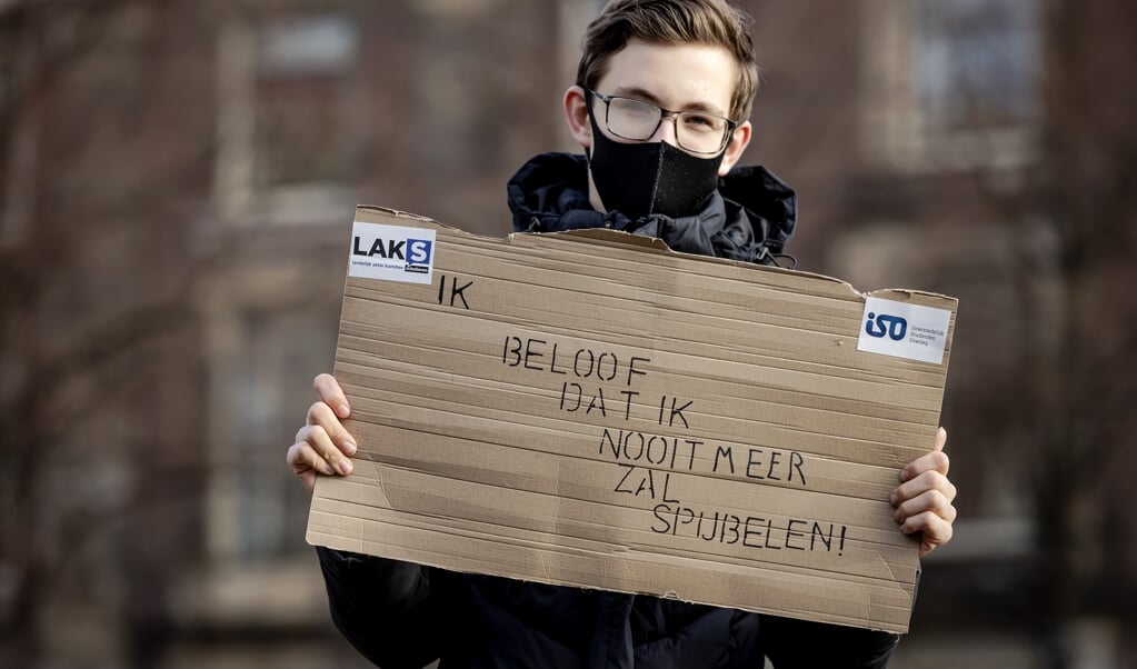 Het milieu waarin jongeren leven is de laatste tientallen jaren sneller geëvolueerd dan in de hele geschiedenis van de mensheid samen. student demonstreert voor heropening van de scholen (februari 2021). (beeld anp / Robin van Lonkhuijsen)