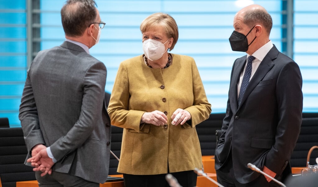 Angela Merkel met minister van Financiën Olaf Scholz en minister van Buitenlandse Zaken Heiko Maas. (beeld epa / Andreas Gora )