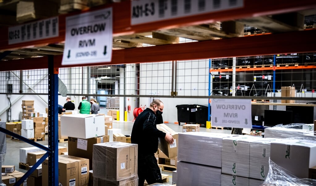 Benodigdheden voor het zetten van coronavaccins liggen opgeslagen bij Movianto in Oss. (beeld anp / rob Engelaar)