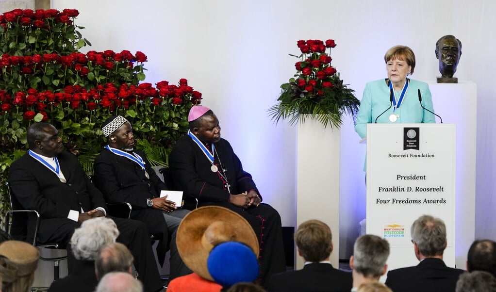 Afrikaans leiderschap: in 2016 ontvingen drie geestelijken uit de Centraal-Afrikaanse Republiek en de Duitse kanselier Merkel in Middelburg een Roosevelt Award. De drie droegen met een interreligieuze dialoog bij aan vrede in hun land. (beeld anp / Remko de Waal)
