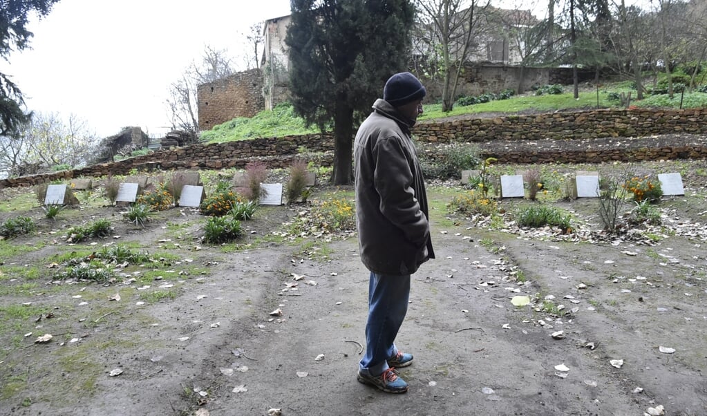 De graven van de zeven monniken van Thibirine waarin zich alleen de hoofden van de in 1996 vermoorde monniken bevinden. (beeld afp / Ryad Kramdi)