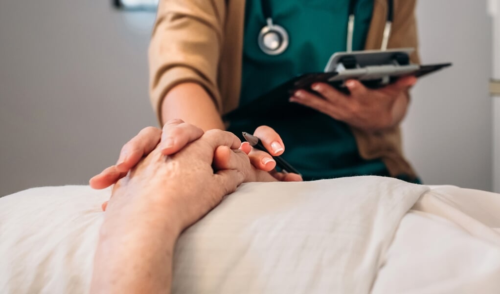 Terwijl artsen om volstrekt onbeduidende redenen het loodzware oordeel ‘onzorgvuldig’ moeten incasseren, blijven de echte vragen onbesproken. (beeld istock)