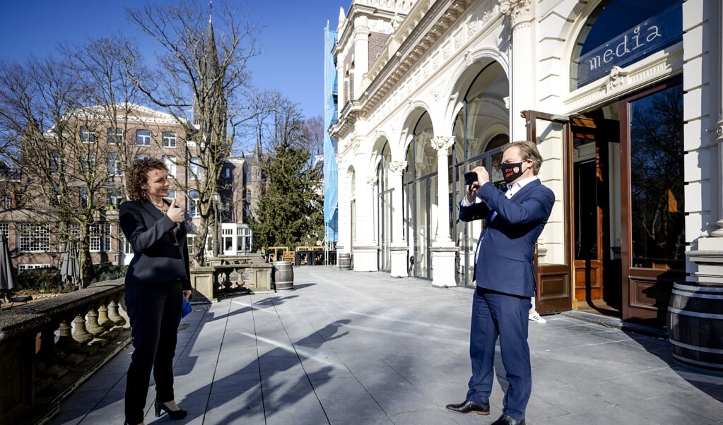 Pieter Omtzigt (CDA) en Renske Leijten (SP), februari dit jaar, tussen de bedrijven van een televisiedebat in Amsterdam door, waar de politieke 'nummers twee' met elkaar in debat gingen. Samen pakten ze door in de toeslagenaffaire. (beeld anp / Robin van Lonkhuijsen)