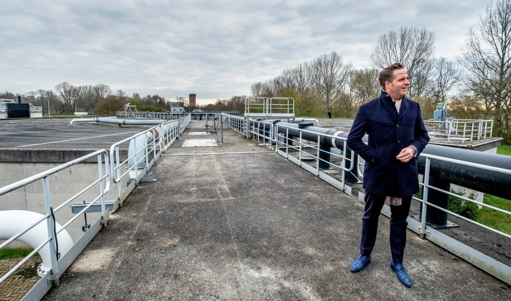 Minister De Jonge laat zich informeren in het waterlab in Leiden, waar wordt gemonitord hoeveel coronasporen er in het rioolwater zitten. (beeld Raymond Rutting / vk)